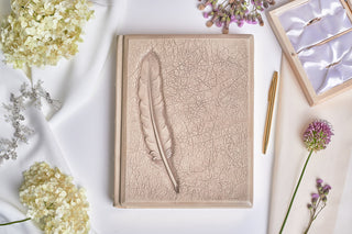 Personalizowana Księga Pamiątkowa | Rękodzieło, Skóra Naturalna | Model "Pióro" | Kolor Kremowy